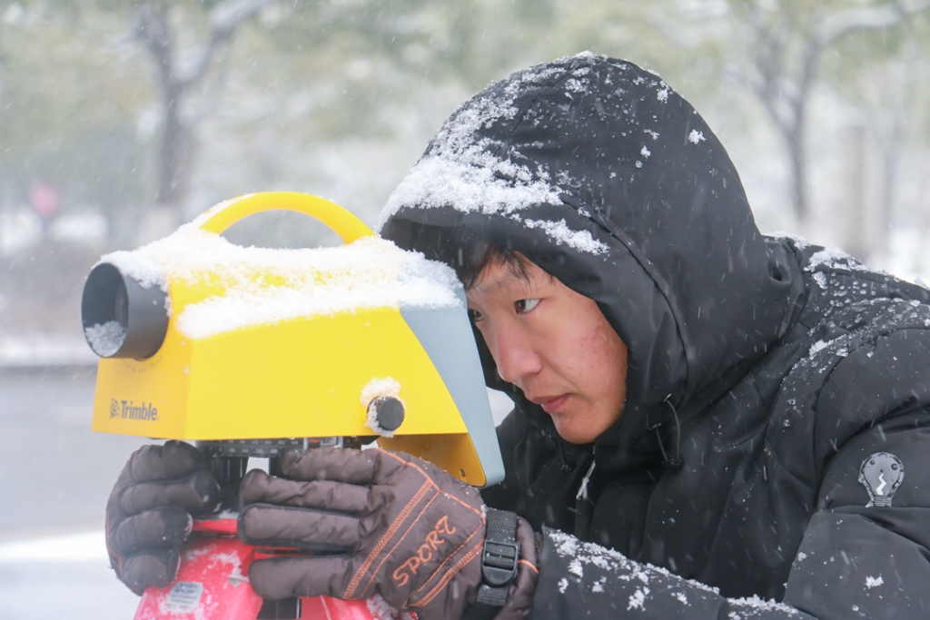 2018年1月27日，工程技術人員在雪中開展測量作業。