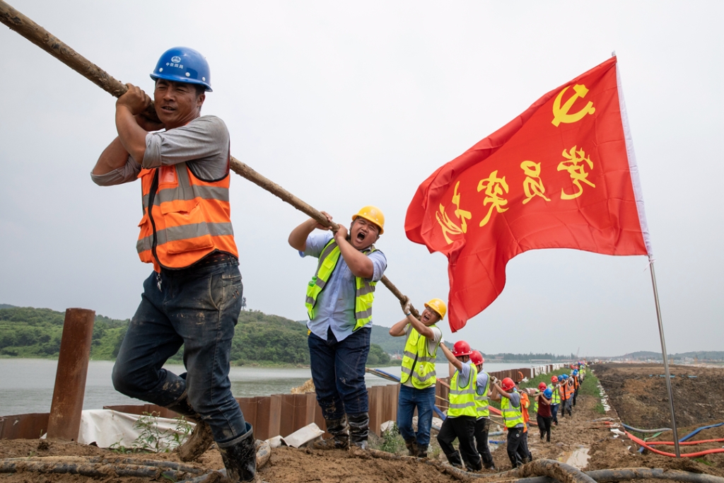 2019年6月21日，蘇錫常太湖隧道工地架設萬伏電纜，黨員突擊隊在施工現場。