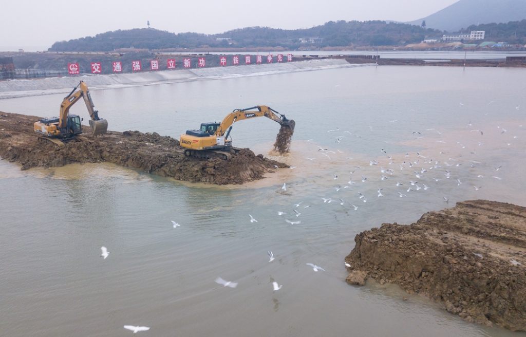 2019年12月23日，鳥群從陸島轉換圍堰回水施工現場飛過。