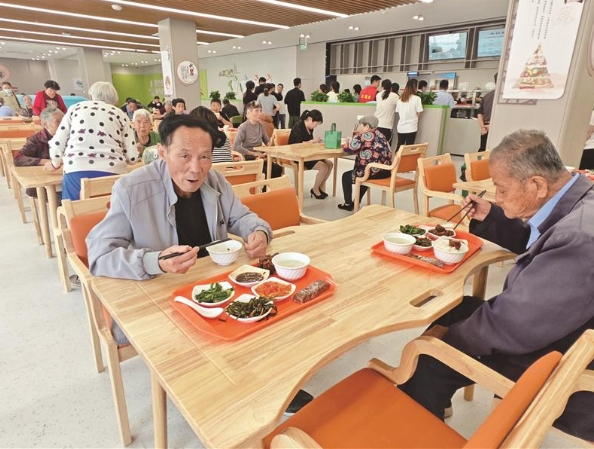 “惠老助餐、移動送餐、社區客廳”構筑幸福鎮街 東港也有國企“助餐中心”啦